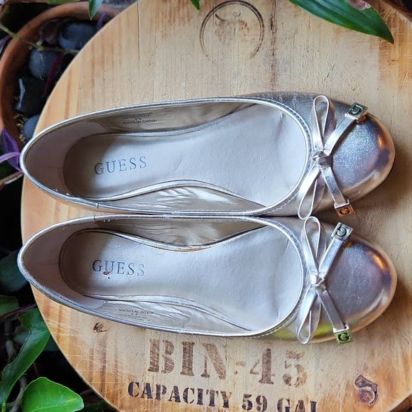 6.5M Metallic White Gold Bow Charms Guess Ballet Flats Vegan - Picture 2 of 14